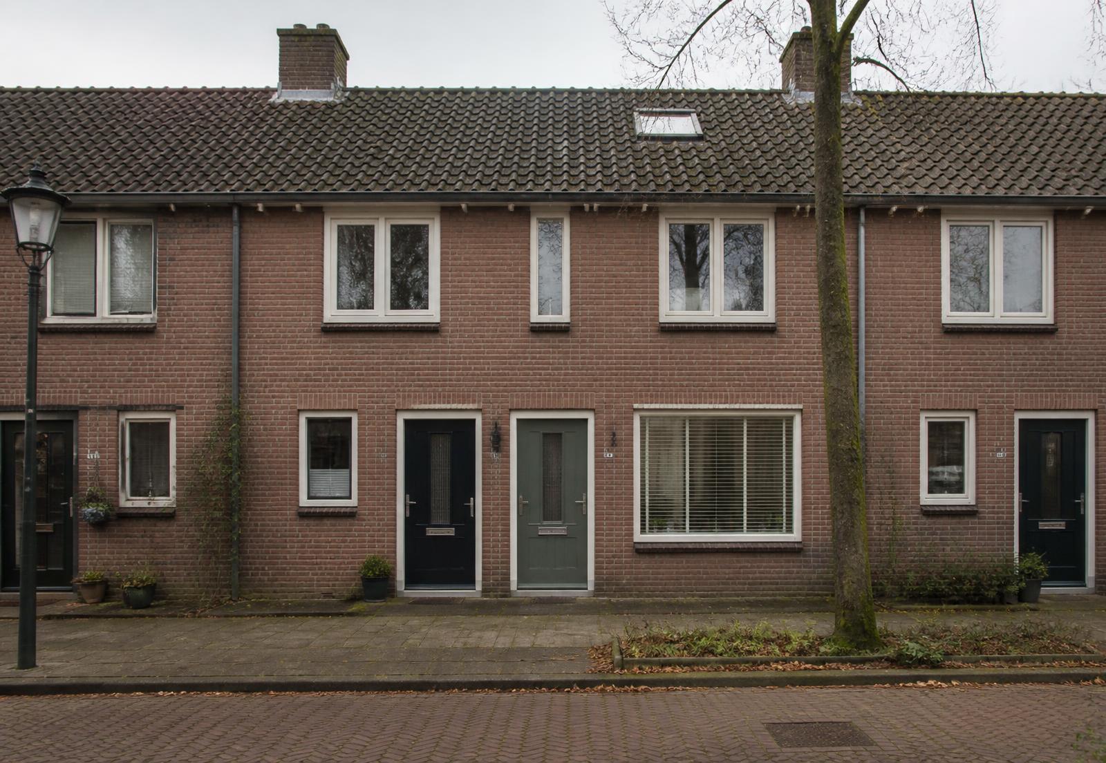 Rustige Nederlandse straat met bakstenen rijtjeswoningen